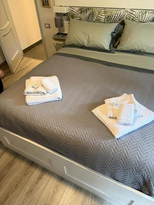 Camera doppia con biancheria fresca e asciugamani presso Il Giardinetto di Elelú B&B a Orvieto