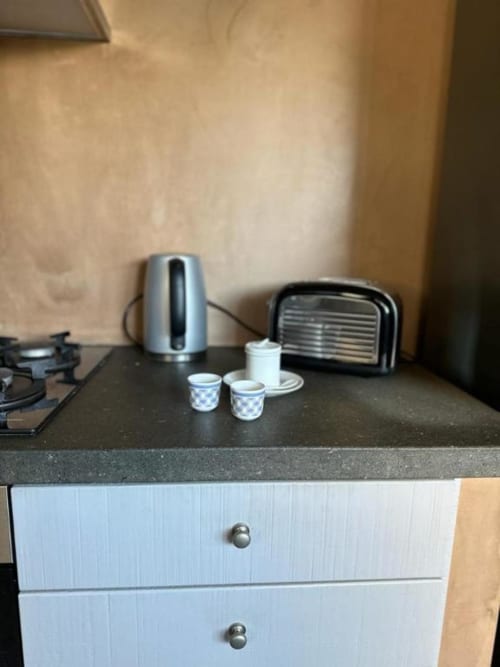Bancone cucina con bollitore elettrico, tazze e tostapane nell'appartamento Il Giardinetto, Orvieto