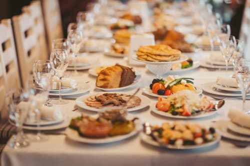 Formaler Esstisch im Guesthouse Kmetija Pečnik in Prevalje mit angerichtetem Essen und Gedeck