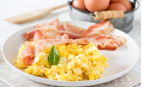 Scrambled eggs with bacon strips and basil at Clos Céleste Campagne d'Etretat B&B in Normandy