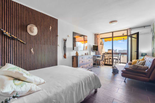 Amplio dormitorio con vistas al mar en San Bartolomé de Tirajana, terraza, mobiliario moderno y vista al océano
