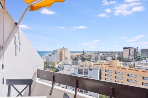 Terraza de balcón con vista al mar que domina la playa de Las Arenas y la localidad costera de San Bartolomé de Tirajana, Gran Canaria