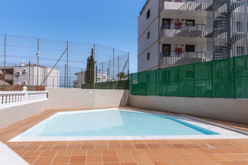Piscina con terraza de terracota en el apartamento Home Stay Gran Canaria en San Bartolomé de Tirajana