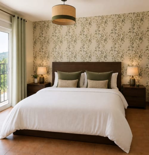Elegante dormitorio en Marbella Views con papel pintado botánico, cama de madera oscura, ropa de cama blanca y vistas al mar desde la terraza en Ojén