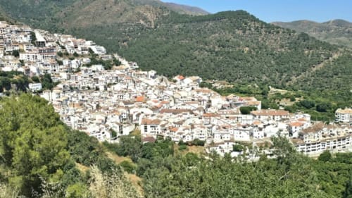 Pueblo blanco acogedor entre montañas verdes, Ojén España. Ubicación del alojamiento Marbella Views B&B con vistas al mar.