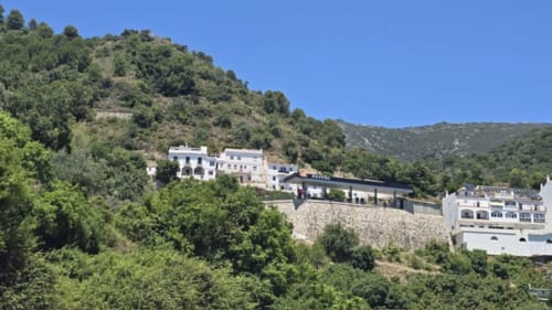 Marbella Views B&B enclavado en la ladera de Ojén con vistas al Mediterráneo y exuberante vegetación