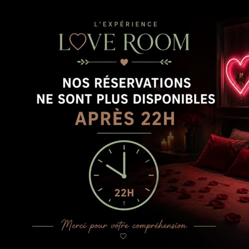 Avis Love Room : réservations complètes après 22h. Chambre romantique avec enseigne cœur néon.