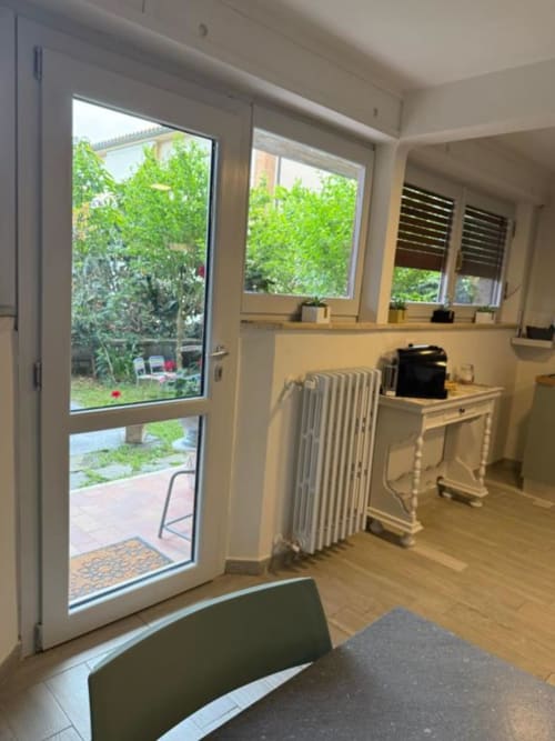 Cucina e zona pranzo con vista sul giardino nell'appartamento Superior a Il Giardinetto, Orvieto con accesso al patio