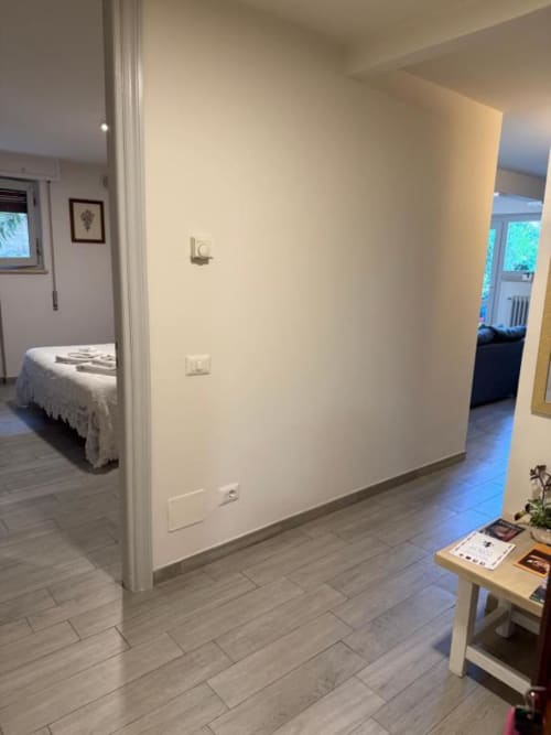 Ingresso moderno nell'Appartamento Bilocale Superiore di Il Giardinetto di Elelú a Orvieto, con pavimenti in legno e camera da letto