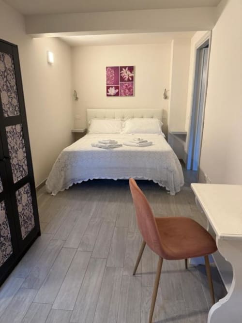 Camera moderna in Appartamento Superiore con Due Camere da Letto presso Il Giardinetto di Elelú B&B, Orvieto, con letto matrimoniale, pavimenti in legno e