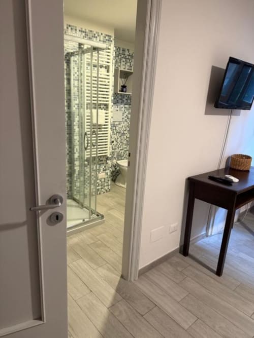 Ingresso bagno de Il Giardinetto di Elelú a Orvieto con cabina doccia, piastrelle mosaico e design accessibile.