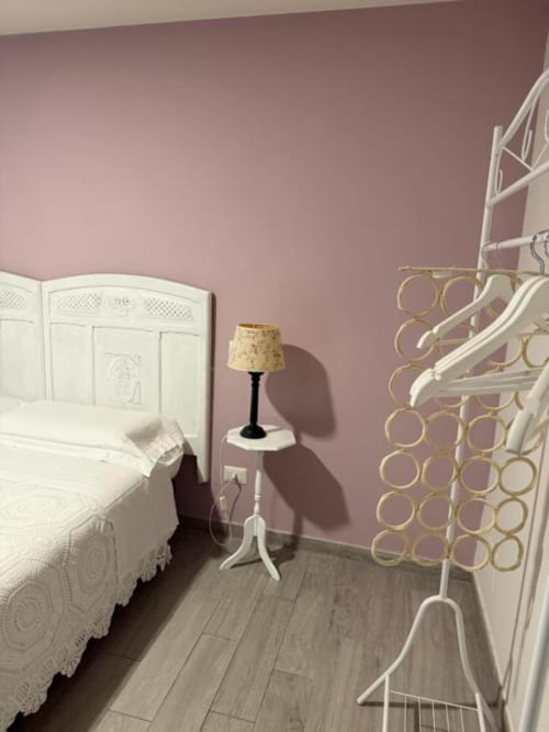 Camera da letto elegante in Appartamento Deluxe Bilocale presso Il Giardinetto di Elelú a Orvieto, con pareti rosa e bianche