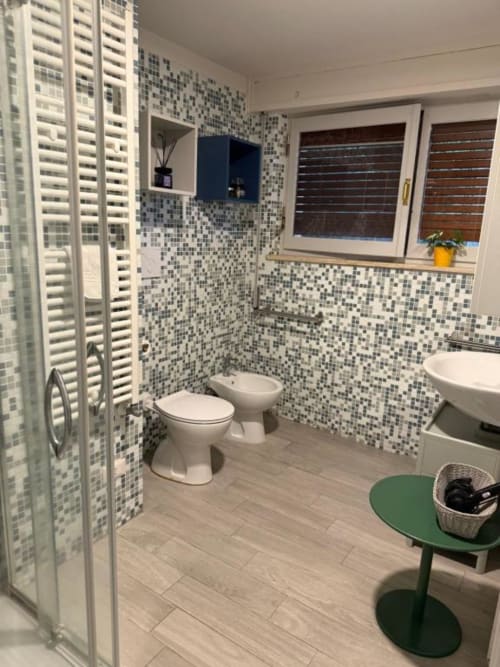 Bagno moderno nella B&B di Orvieto con piastrelle a mosaico, due wc, bidet, lavabo bianco e design accessibile