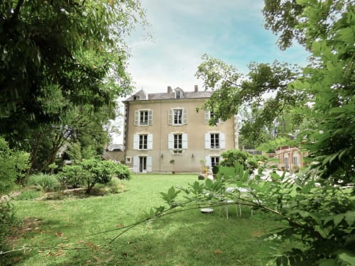 Hôtel Les Rives De La Tronne à Mer, France : élégante demeure beige aux volets verts entourée de jardins paysagés