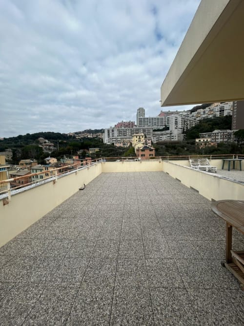 Terrazza panoramica dell'appartamento Luan House a Genova con vista sulla città e spazio esterno moderno