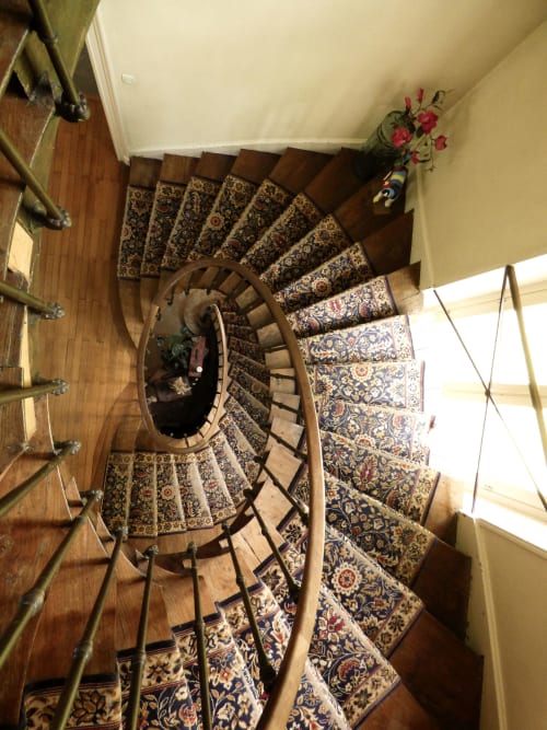 Élégant escalier en spirale avec tapis à motifs ornés aux Rives De La Tronne à Mer, France