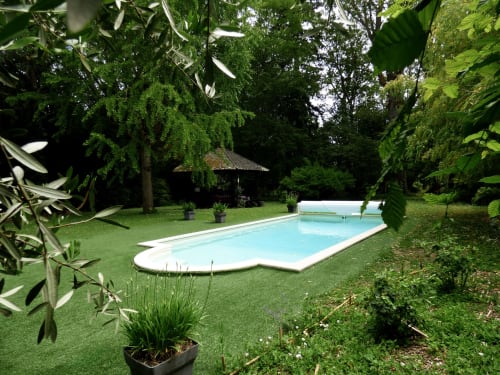 Piscine luxueuse entourée de jardins verdoyants à l'hôtel Les Rives De La Tronne à Mer, France