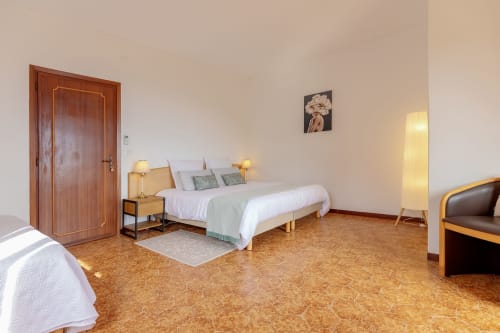 Chambre Gioia de l'hôtel Allegria à Bajardo avec lit queen-size, sol en liège et équipements modernes
