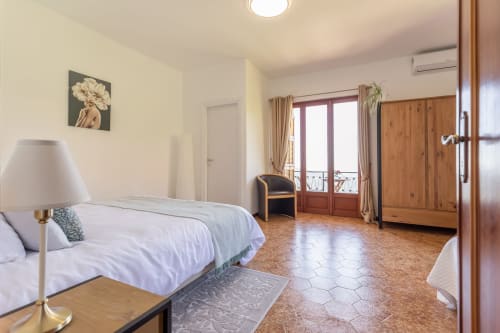 Chambre Gioia de l'hôtel Allegria à Bajardo avec vue montagne, armoire en bois et équipements modernes