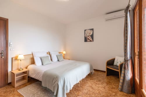 Chambre Infinito à l'hôtel Allegria de Bajardo avec lit, vue sur les montagnes et équipements modernes