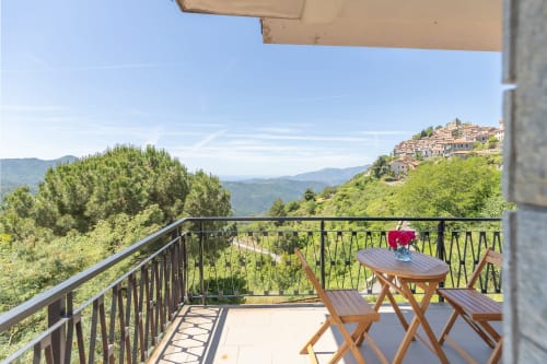 Balcon avec vue panoramique sur les montagnes à l'hôtel Allegria à Bajardo, Italie, avec mobilier de terrasse