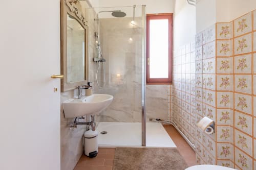 Salle de bains moderne de la Chambre Infinito à l'hôtel Allegria, Bajardo, avec douche, lavabo et mur de carreaux décorativo