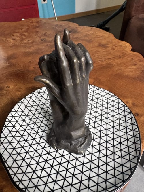 Sculpture de main en bronze foncé sur assiette à motifs géométriques, Suite Camille Claudel à Au Richebourg Nogent, France