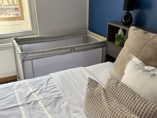 Suite Camille Claudel à l'Au Richebourg Nogent : chambre avec lit bébé, lit queen-size et vue sur la ville de Nogent-sur-Seine