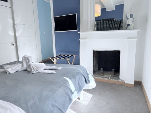 Chambre Suite Camille Claudel à Au Richebourg Nogent avec foyer, télévision écran plat et mur d'accent bleu marine
