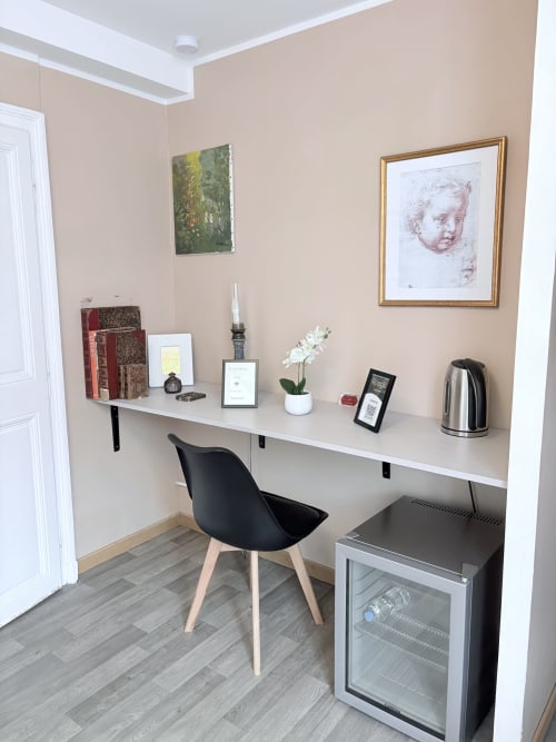 Espace de travail moderne à la Suite Paul Dubois d'Au Richebourg Nogent B&B, avec étagères blanches, chaise noire, bouilloire et