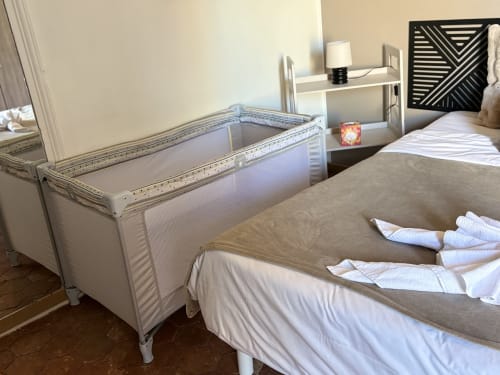 Suite Paul Dubois à Au Richebourg Nogent avec lit bébé portable, décoration neutre et vue sur jardin à Nogent-sur-Seine