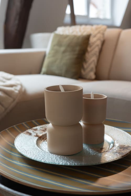 Cream scented candles on decorative plate in Le JO·LIE Duplex apartment living room, Colmar