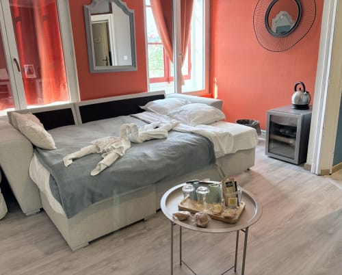 Chambre moderne aux murs corail à l'Au Richebourg Nogent B&B à Nogent-sur-Seine, avec canapé-lit convertible et jardin