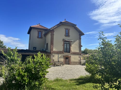 Le Domaine du Pin, une villa de style toscan à Romans avec toit en terre cuite, détails en brique et jardins paysagers
