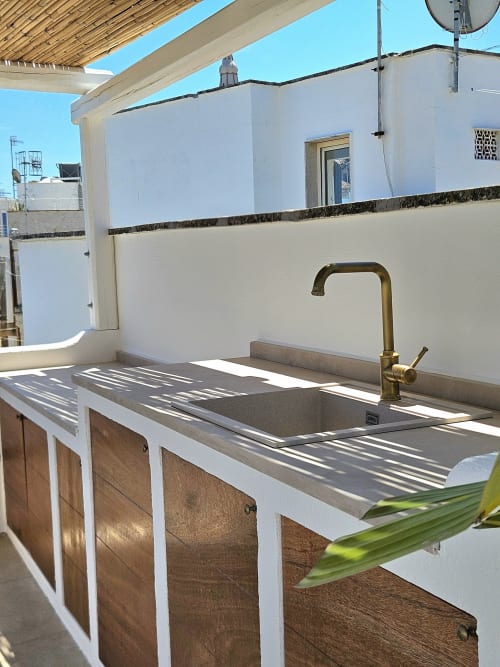 Outdoor kitchen with sink and brass faucet at Pura Vita Apartments, Monopoli