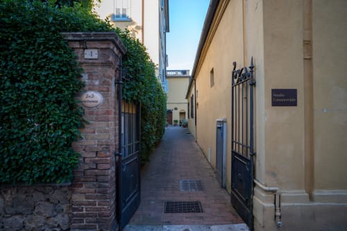Affascinante ingresso di vicolo a Casa di Alfredo B&B nella storica Siena, Italia