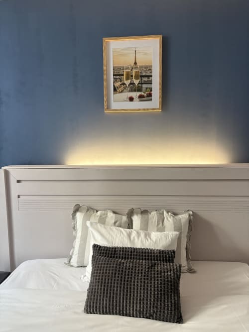 Chambre Suite Gustave Flaubert à l'Au Richebourg Nogent à Nogent-sur-Seine avec vue sur les monuments emblématiques de Paris encadrés au-dessus du lit