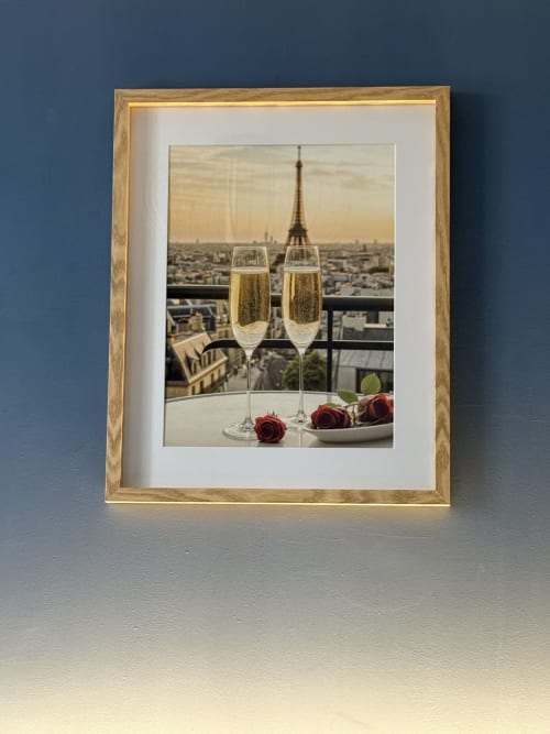 Deux flûtes de champagne avec vue sur la Tour Eiffel depuis une suite d'hôtel parisien à Au Richebourg Nogent avec des roses rouges