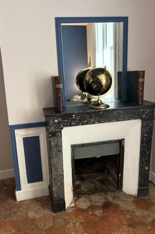 Cheminée noire avec globe doré à la Suite Gustave Flaubert, Au Richebourg Nogent, boutique hôtel à Nogent-sur-Seine
