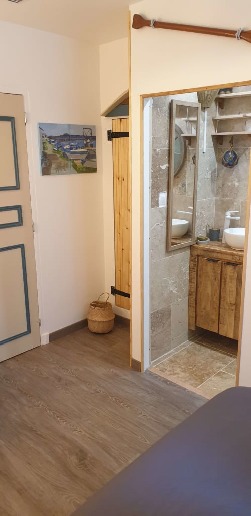 Chambre Vesta Gaia L'espiguette avec salle de bains attenante, douche à l'italienne, vanité en bois et détails en carrelage beige