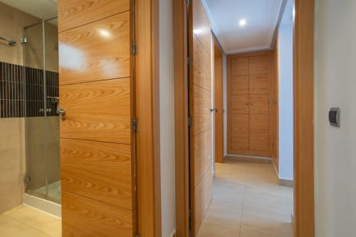 Pasillo moderno con puertas de madera y suelo de cerámica en Haus Holiday Homes, San Pedro del Pinatar