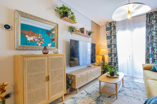 Sala de estar moderna en Haus Holiday Homes en San Pedro del Pinatar con muebles de madera, TV, plantas y vistas a la piscina