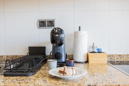 Encimera de cocina en apartamento Haus Holiday Homes, San Pedro del Pinatar, con cafetera, escurreplatos y papel de cocina
