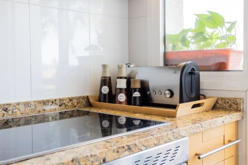 Encimera de cocina moderna con máquina de espresso y comodidades en Haus Holiday Homes, San Pedro del Pinatar