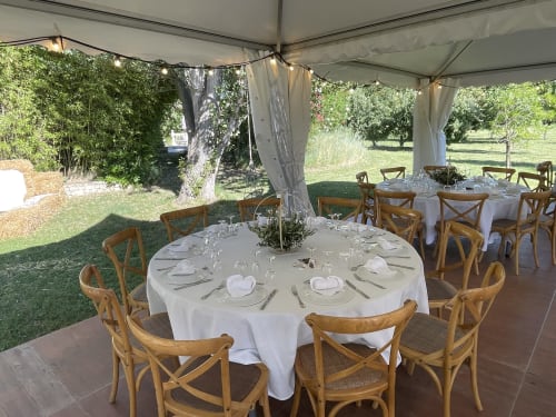 Élégante réception de mariage en plein air aux Jardins Du Soleil, Avignon, avec table ronde, linges blancs, chaises en bois et