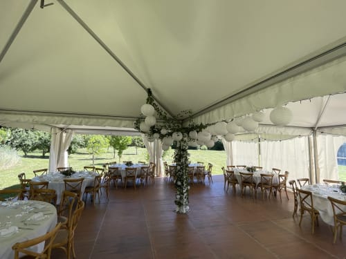 Élégante tente de mariage aux Jardins Du Soleil à Avignon avec tables décorées, chaises et feuillage verdoyant