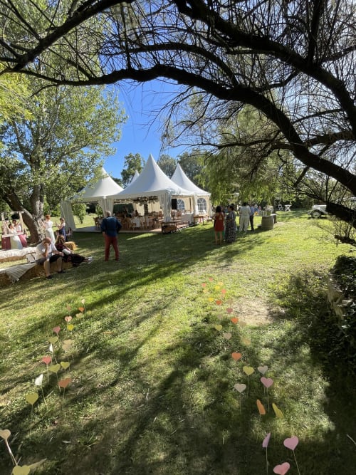 Réception de mariage en jardin sous chapiteau blanc aux Jardins Du Soleil, chambres d'hôtes à Avignon, France