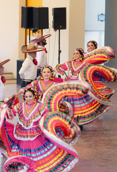 Des danseurs folkloriques mexicains colorés se produisent à la Maison d'Hôtes Les Méans à Méolans-Revel