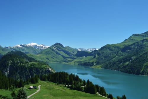 Lac alpin entouré de montagnes verdoyantes et de forêts près de la Maison d'Hôtes Les Méans, Meolans-Revel