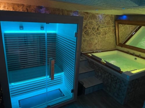 Moderna sauna con illuminazione blu e tavolo da biliardo con luce verde in appartamento di lusso a Palermo